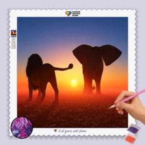 Löwe und Elefant im Sonnenuntergang